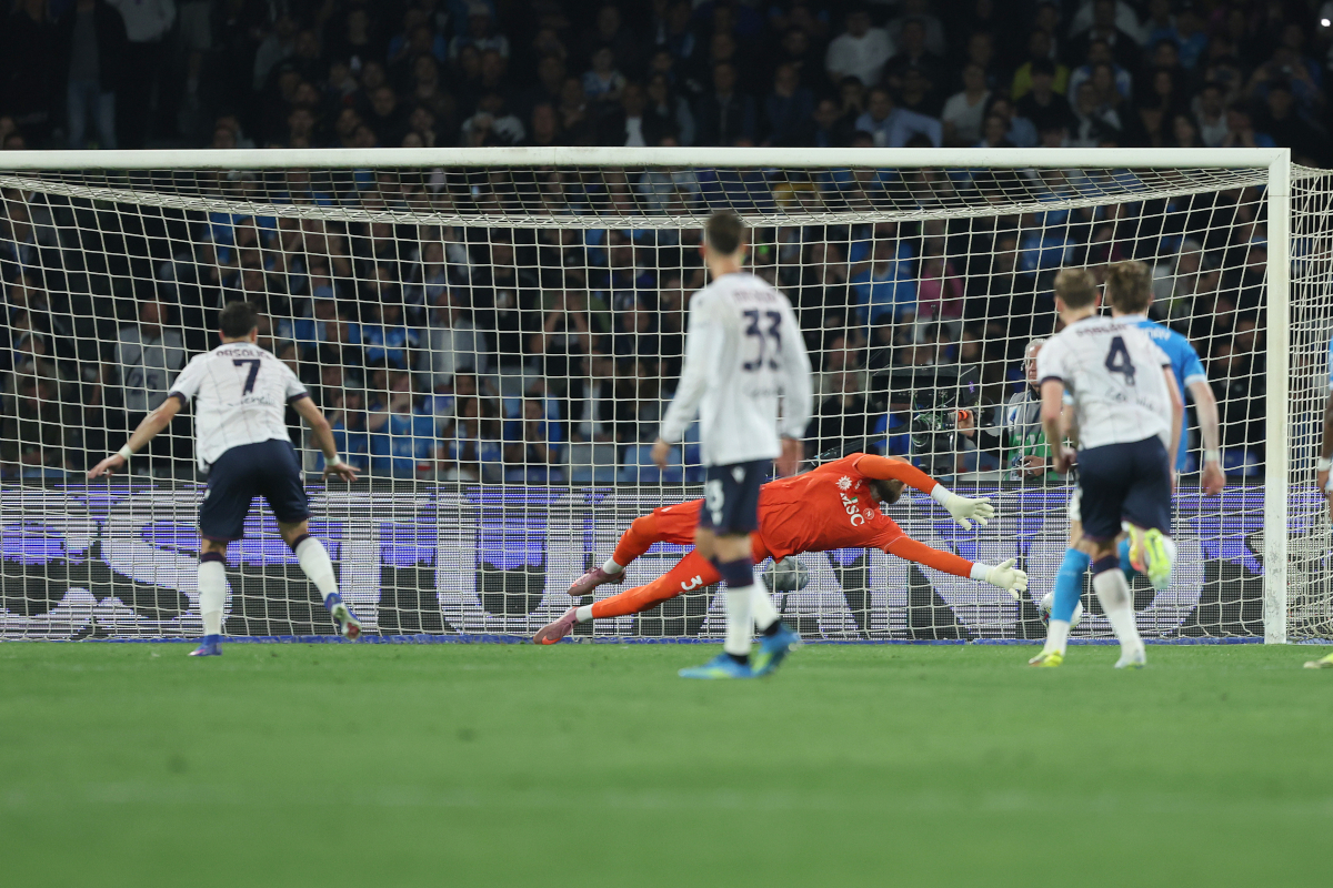 Riccardo Orsolini mencetak gol penalti