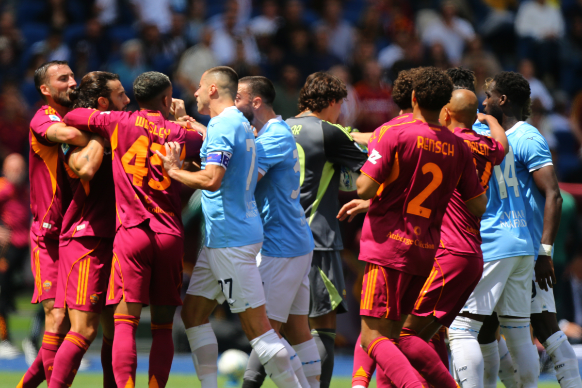 ROMA, ITÁLIA - 17 DE MAIO: Jogadores da SS Lazio e AS Roma lutam durante a partida da Série A entre AS Roma e SS Lazio no Stadio Olimpico em 17 de maio de 2026 em Roma, Itália. (Foto de Paolo Bruno/Getty Images)