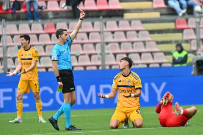 CREMONA, ITALY - MAY 10: Referee Giovanni Ayroldi shows a red card to Rosen Bozhinov of Pisa SC during the Serie A match between US Cremonese and Pisa SC at Stadio Giovanni Zini on May 10, 2026 in Cremona, Italy. (Photo by Marco M. Mantovani/Getty Images)