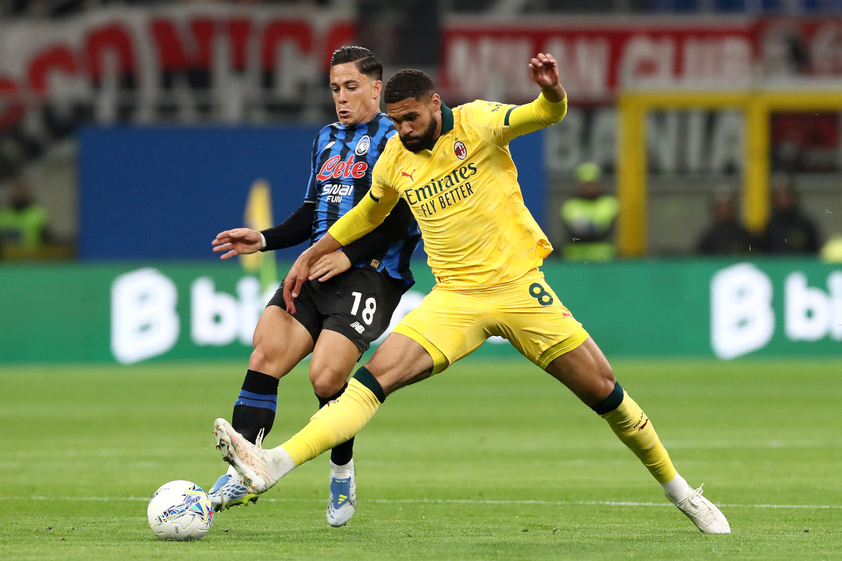 MILAN, ITALY - MAY 10: Ruben Loftus-Cheek of AC Milan is challenged by Giacomo Raspadori of Atalanta during the Serie A match between AC Milan and Atalanta BC at Giuseppe Meazza Stadium on May 10, 2026 in Milan, Italy. (Photo by Marco Luzzani/Getty Images)