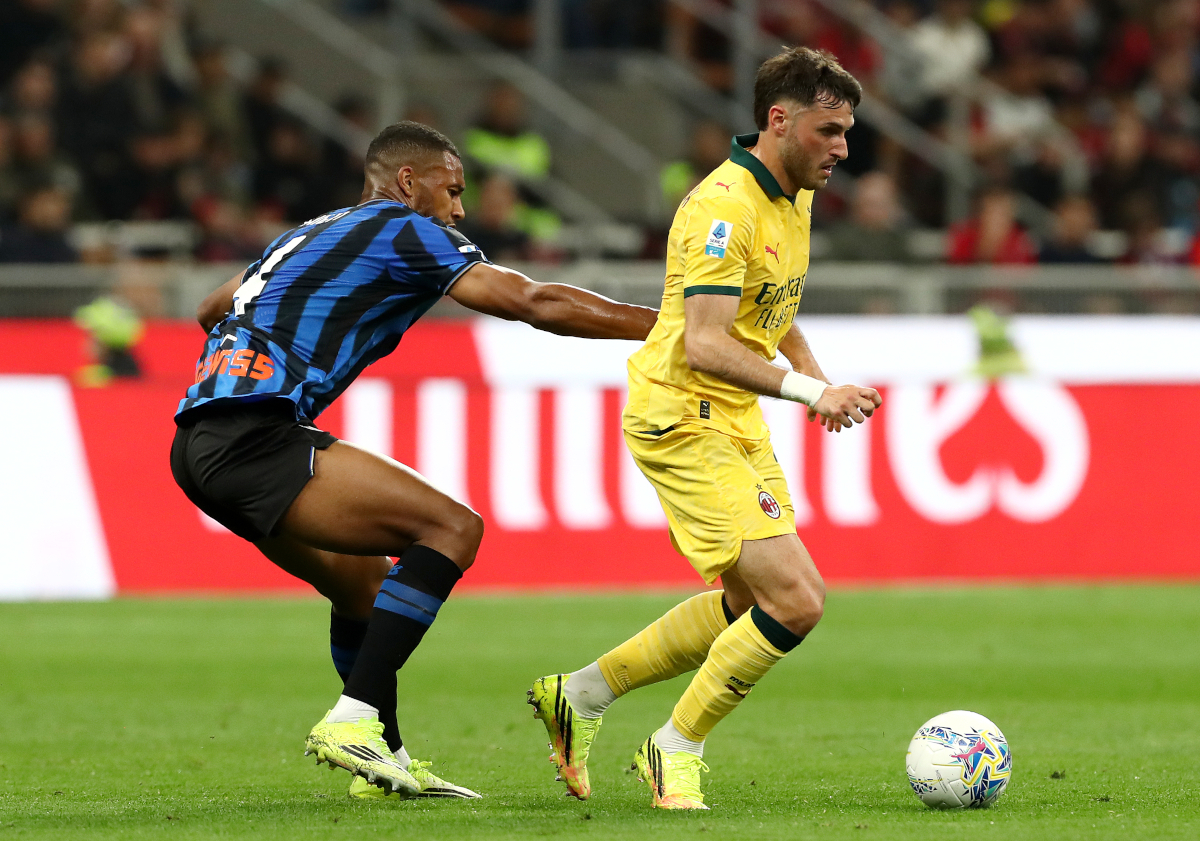 MILAN, ITALY - MAY 10: Santiago Gimenez of AC Milan runs with the ball while under pressure from Isak Hien of Atalanta during the Serie A match between AC Milan and Atalanta BC at Giuseppe Meazza Stadium on May 10, 2026 in Milan, Italy. (Photo by Marco Luzzani/Getty Images)