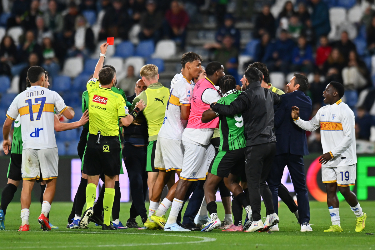Sassuolo, Itália - 17 de maio: O árbitro Federico La Pena mostra cartão vermelho a um membro da equipe do US Lake durante a partida da Série A entre US Sassuolo Calcio e US Lake no Mapei Stadium Cita del Tricolore em 17 de maio de 2026 em Sassuolo, Itália. (Foto de Alessandro Sabattini/Getty Images)