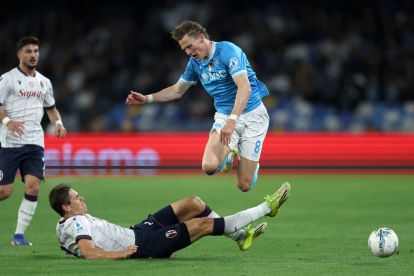NAPLES, ITALY - MAY 11: Eivind Helland of Bologna FC 1909 tackles Scott McTominay of SSC Napoli during the Serie A match between SSC Napoli and Bologna FC 1909 at Stadio Diego Armando Maradona on May 11, 2026 in Naples, Italy. (Photo by Francesco Pecoraro/Getty Images)