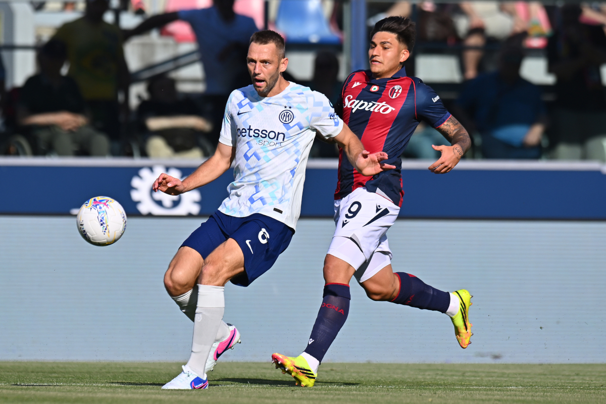 BOLOGNA, ITALY - MAY 23: Stefan de Vrij of FC Internazionale competes for the ball with Santiago Castro of Bologna FC during the Serie A match between Bologna FC 1909 and FC Internazionale at Renato Dall'Ara Stadium on May 23, 2026 in Bologna, Italy. (Photo by Alessandro Sabattini/Getty Images)