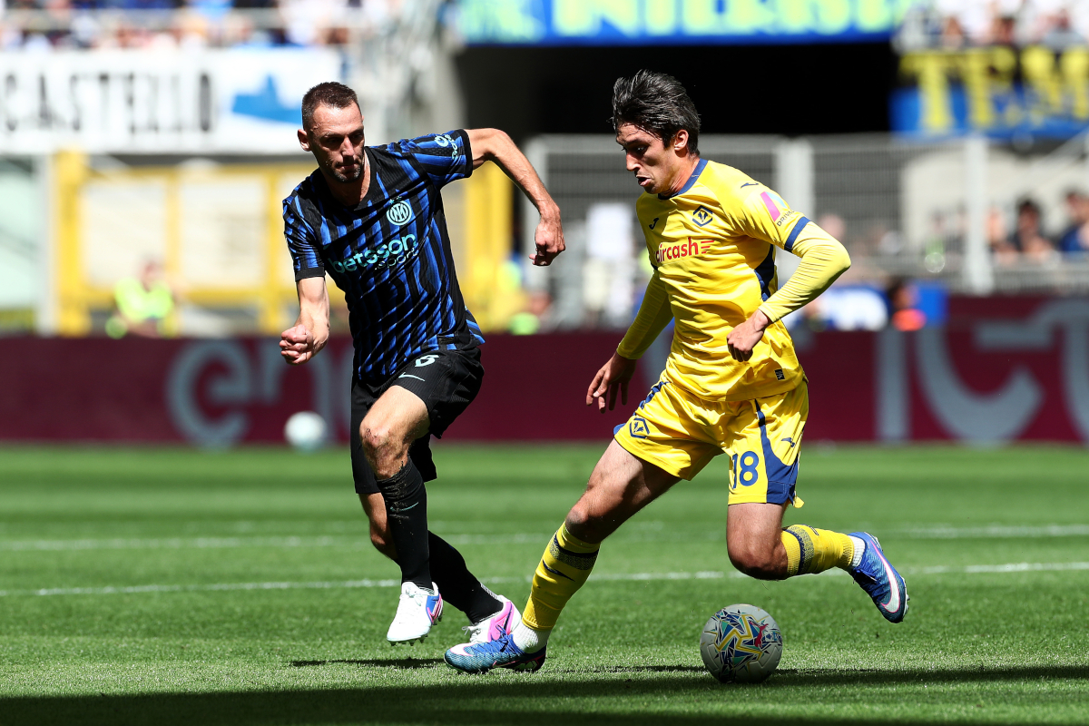 MILÃO, ITÁLIA - 17 DE MAIO: Kieron Bovi do Hellas Verona corre com a bola sob pressão de Stefan de Vrij do FC Internazionale Milan durante a partida da Série A entre FC Internazionale e Hellas Verona FC no Estádio Milan Meazza em 17 de maio de 2026 em Milão. (Foto de Marco Luzani/Getty Images)