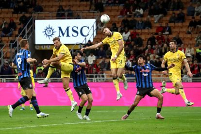 MILAN, ITALY - MAY 10: Christopher Nkunku of AC Milan scores his team's second goal from a penalty kick during the Serie A match between AC Milan and Atalanta BC at Giuseppe Meazza Stadium on May 10, 2026 in Milan, Italy. (Photo by Marco Luzzani/Getty Images)