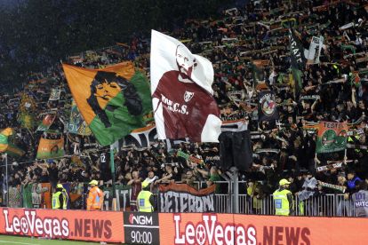 VENICE, ITALY - MAY 12: Supporters of Venezia during the Serie A match between Venezia and Fiorentina at Stadio Pier Luigi Penzo on May 12, 2025 in Venice, Italy. (Photo by Maurizio Lagana/Getty Images)