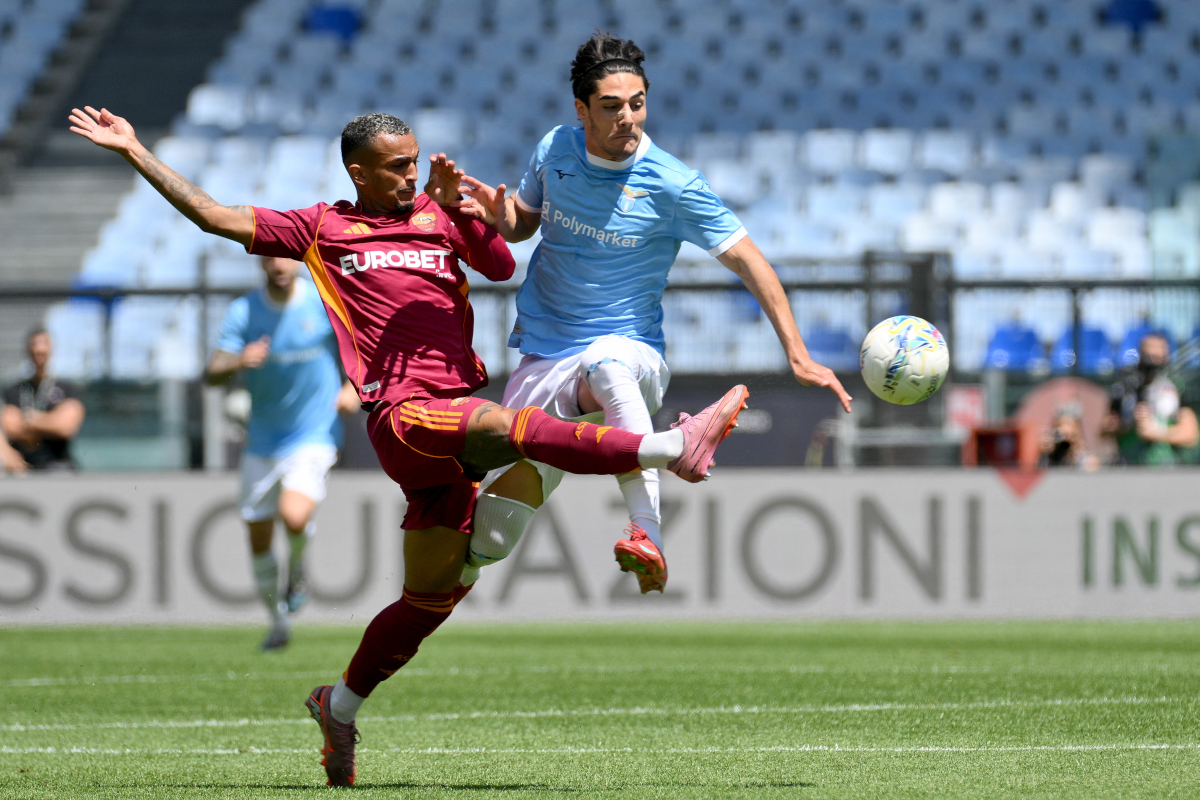 ROMA, ITÁLIA - 17 DE MAIO: Matteo Cancellieri da SS Lazio disputa a bola com Vinicius Wesley da AS Rom durante a partida da Série A entre AS Roma e SS Lazio no Stadio Olimpico em 17 de maio de 2026 em Roma, Itália. (Foto de Marco Rossi - SS Lazio/Getty Images)