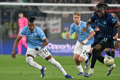 ROME, ITALY - MAY 13: Tijjani Noslin of SS Lazio competes for the ball with Yann Bisseck of FC Internazionale during the Coppa Italia final match between SS Lazio and FC Internazionale at Stadio Olimpico on May 13, 2026 in Rome, Italy. (Photo by Marco Rosi - SS Lazio/Getty Images)