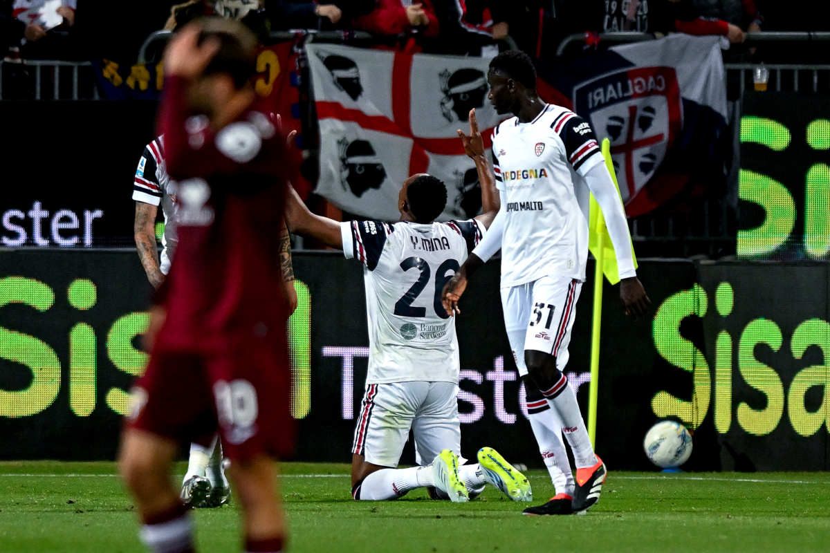 Cagliari, Itália - 17 de maio: Yerry Mina do Cagliari comemora seu gol por 2 a 1 durante a partida da Série A entre Cagliari Calcio e Torino FC no Stadio Sant'Elia em 17 de maio de 2026 em Cagliari, Itália. (Foto de Enrico Loci/Getty Images)