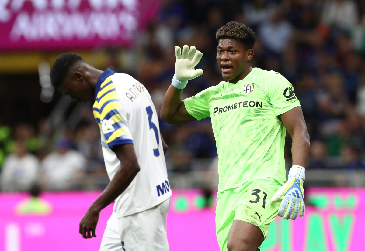 MILÃO, ITÁLIA - 03 DE MAIO: Gione Suzuki do Parma Calcio 1913 conversa com o companheiro de equipe Abdoulaye Ndiaye durante a partida da Série A entre FC Internazionale e Parma Calcio 1913 em 3 de maio de 2026 em Milão, Itália. (Foto de Marco Luzani/Getty Images) (Martinez)
