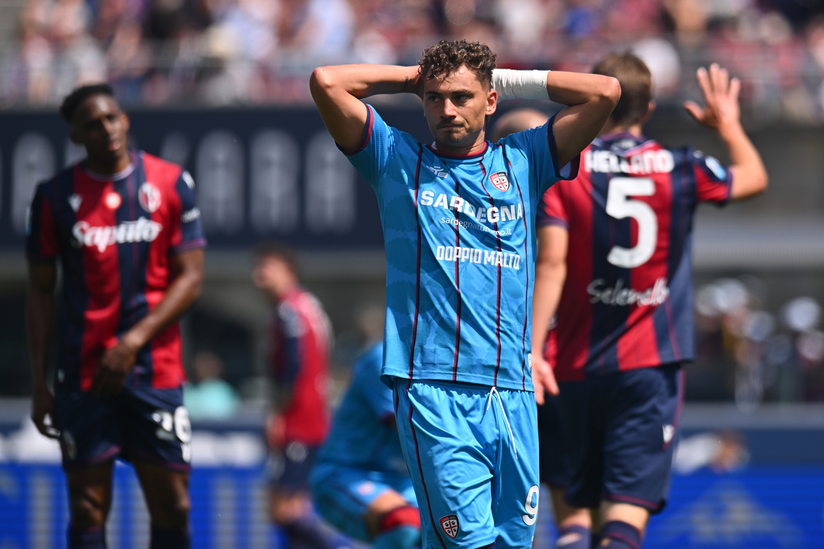 BOLOGNA, ITALY - MAY 03: Sebastiano Esposito of Cagliari Calcio during the Serie A match between Bologna FC 1909 and Cagliari Calcio at Renato Dall'Ara Stadium on May 03, 2026 in Bologna, Italy. (Photo by Alessandro Sabattini/Getty Images)