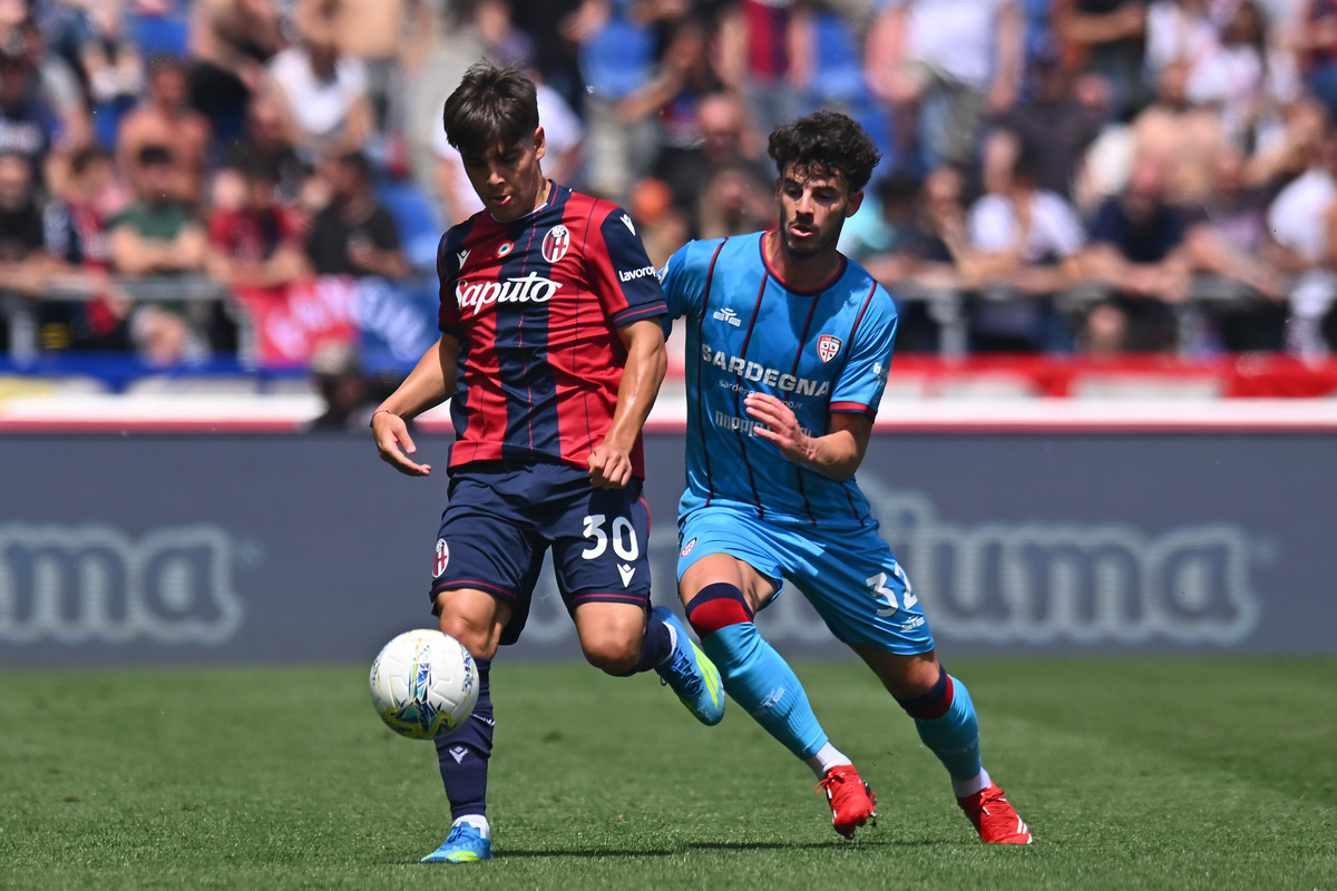 BOLOGNA, ITALY - MAY 03: Benjamin Dom&iacute;nguez of Bologna FC competes for the ball with Z&eacute; Pedro of Cagliari Calcio during the Serie A match between Bologna FC 1909 and Cagliari Calcio at Renato Dall'Ara Stadium on May 03, 2026 in Bologna, Italy. (Photo by Alessandro Sabattini/Getty Images)