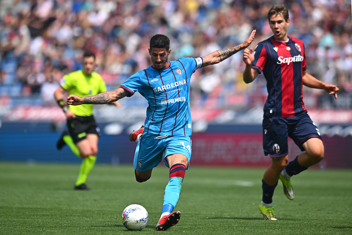 BOLOGNA, ITÁLIA - 03 DE MAIO: Alessandro Diola de Cagliari durante a partida da Série A entre Bologna FC 1909 e Cagliari Calcio no Estádio Renato Dal Ara em 03 de maio de 2026 em Bolonha, Itália. (Foto de Alessandro Sabatini/Getty Images)