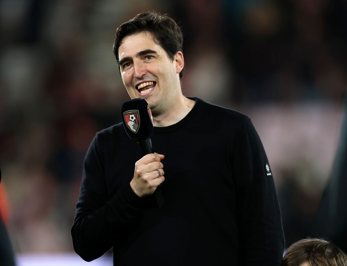 BOURNEMOUTH, ENGLAND - MAY 19: Andoni Iraola, Manager of AFC Bournemouth, talks to the supporters after the Premier League match between Bournemouth and Manchester City at Vitality Stadium on May 19, 2026 in Bournemouth, England. (Photo by Eddie Keogh/Getty Images)