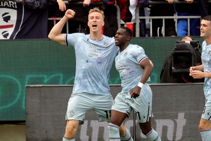 CAGLIARI, ITALY - MAY 09: Adam Buksa of Udinese celebrates his goal 0-1 with the team-mates during the Serie A match between Cagliari Calcio and Udinese Calcio at Stadio Sant'Elia on May 09, 2026 in Cagliari, Italy. (Photo by Enrico Locci/Getty Images)