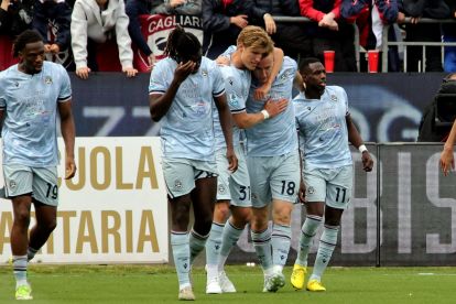 CAGLIARI, ITALY - MAY 09: Adam Buksa of Udinese celebrates his goal 0-1 with the team-mates during the Serie A match between Cagliari Calcio and Udinese Calcio at Stadio Sant'Elia on May 09, 2026 in Cagliari, Italy. (Photo by Enrico Locci/Getty Images)