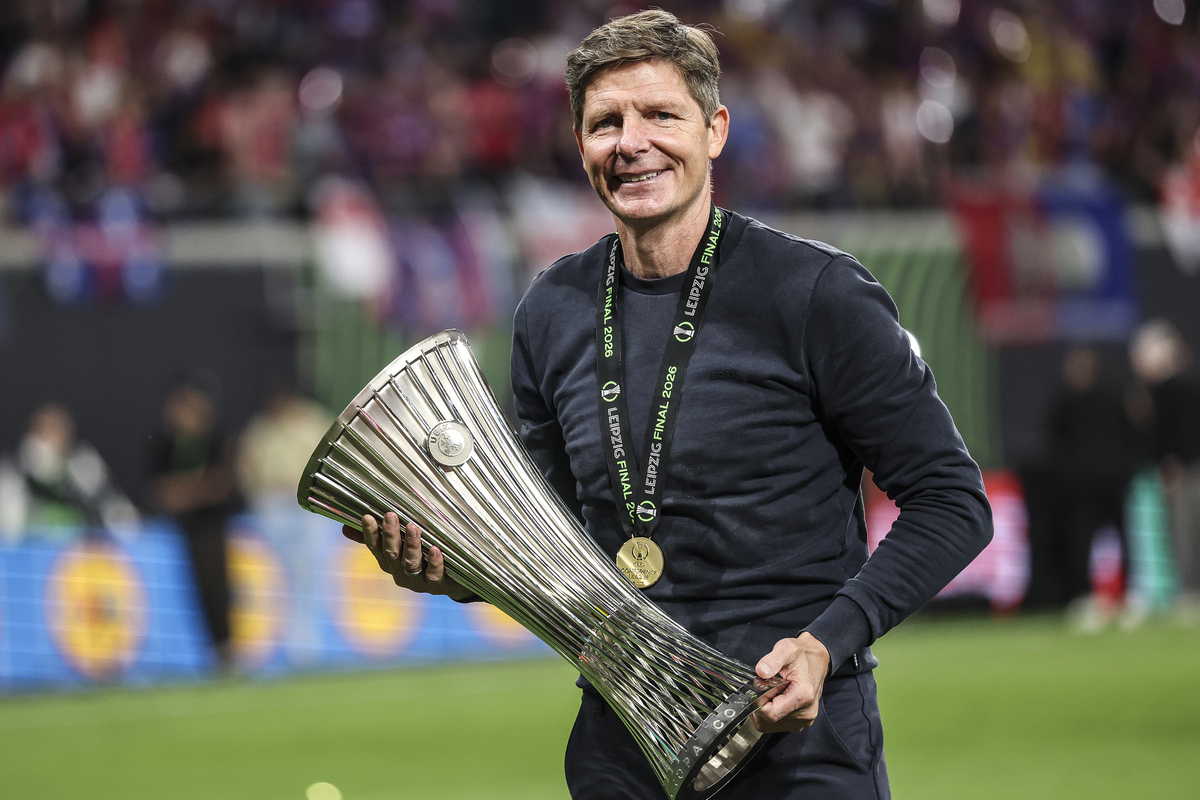 LEIPZIG, GERMANY - MAY 27: Oliver Glasner, Manager of Crystal Palace, celebrates with the UEFA Conference League trophy after his team's victory in the UEFA Conference League Final 2026 match between Crystal Palace FC and Rayo Vallecano de Madrid at Football Arena Leipzig on May 27, 2026 in Leipzig, Germany. (Photo by Maja Hitij/Getty Images) (Milan links)