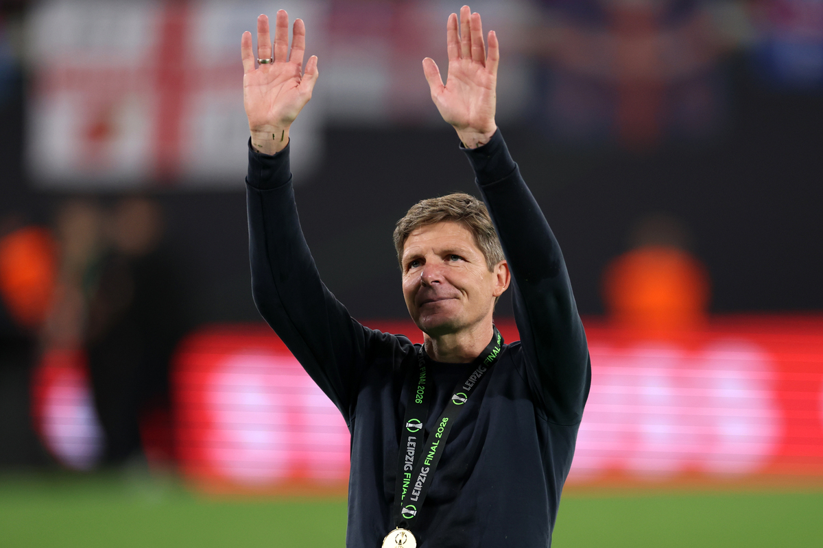LEIPZIG, GERMANY - MAY 27: Oliver Glasner, Manager of Crystal Palace, acknowledges the fans while wearing his winners medal following the UEFA Conference League Final 2026 match between Crystal Palace FC and Rayo Vallecano de Madrid at Football Arena Leipzig on May 27, 2026 in Leipzig, Germany. (Photo by Maja Hitij/Getty Images) (Milan links)