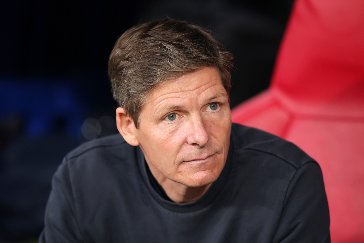 LEIPZIG, ALEMANHA - 27 DE MAIO: Oliver Glasner, técnico do Crystal Palace, observa antes da partida da final da UEFA Conference League 2026 entre Crystal Palace FC e Rayo Vallecano de Madrid na Football Arena em 27 de maio de 2026 em Leipzig, Alemanha. (Foto de Alex Grimm/Getty Images)