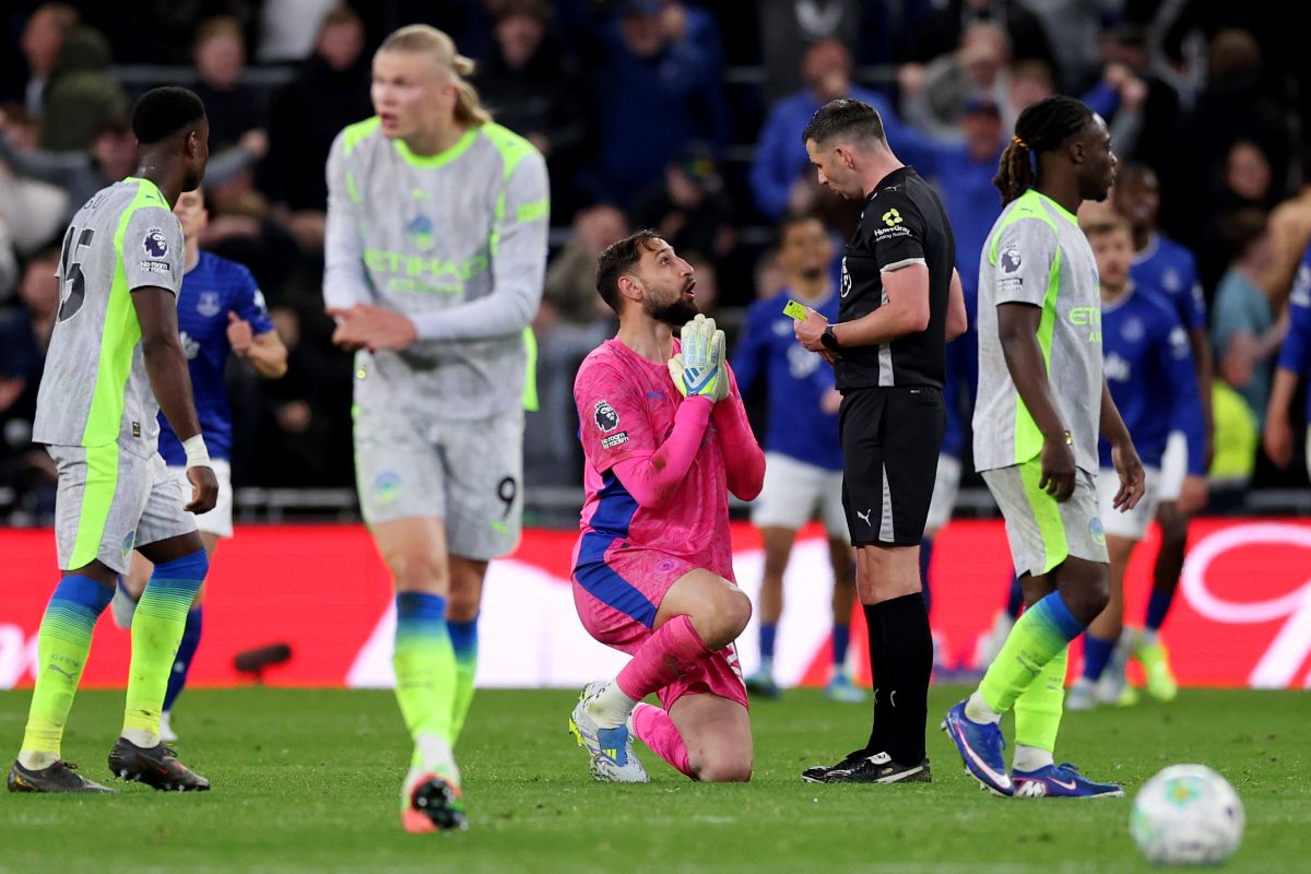 LIVERPOOL, INGLATERRA - 04 DE MAIO: Gianluigi Donnarumma do Manchester City fala com o árbitro Michael Oliver durante a partida da Premier League entre Everton e Manchester City no Hill Dickinson Stadium em 04 de maio de 2026 em Liverpool, Inglaterra. (Foto de Michael Regan/Getty Images)