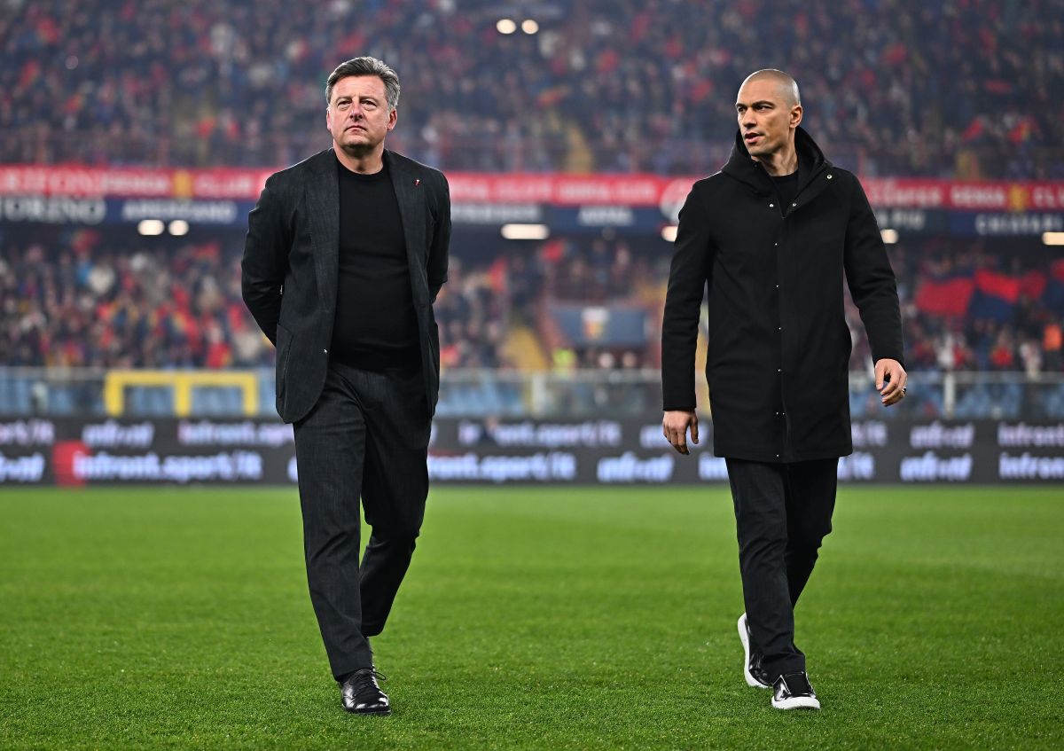 GÊNOVA, ITÁLIA - 04 DE ABRIL: O técnico da Udinese, Kosta Runjic (L), observa o diretor esportivo da Udinese, Kogan Inler (R), antes da partida da Série A entre Gênova e Udinese em 04 de abril de 2025, no Stadio Luigi Ferraris. (Foto de Simone Arveda/Getty Images)
