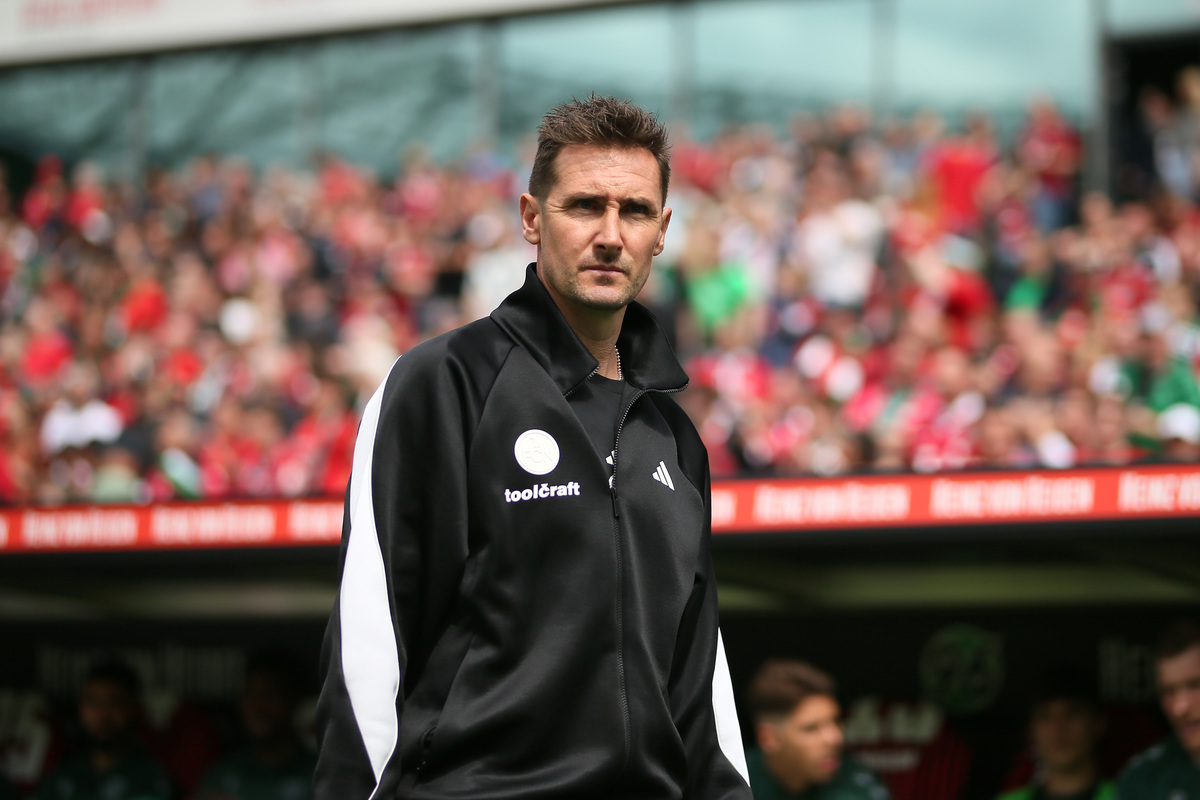 HANOVER, ALEMANHA - 17 DE MAIO: Miroslav Klose, técnico do 1. FC Nuremberg, assiste durante a partida da 2. Bundesliga entre Hannover 96 e 1. FC Nürnberg na HDI-Arena em Hannover, Alemanha, em 17 de maio de 2026. (Foto de Selim Sudheimer / Getty Images)
