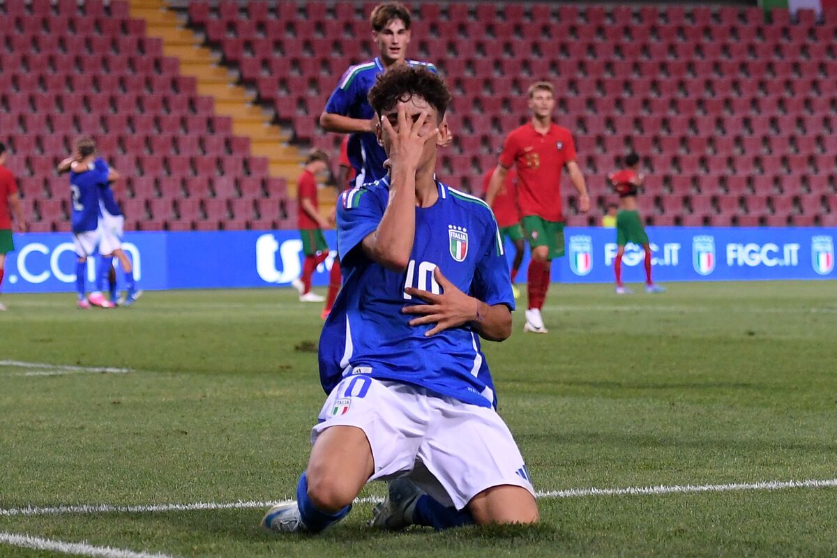 TRIESTE, ITÁLIA - 03 DE SETEMBRO: Samuel Inacio da Itália Sub-17 comemora depois de marcar o gol de abertura durante o amistoso internacional entre Itália Sub-17 e Portugal Sub-17 no Stadio Nerio Rocco em 03 de setembro de 2024 em Trieste, Itália. (Foto de Alessandro Sabattini/Getty Images)