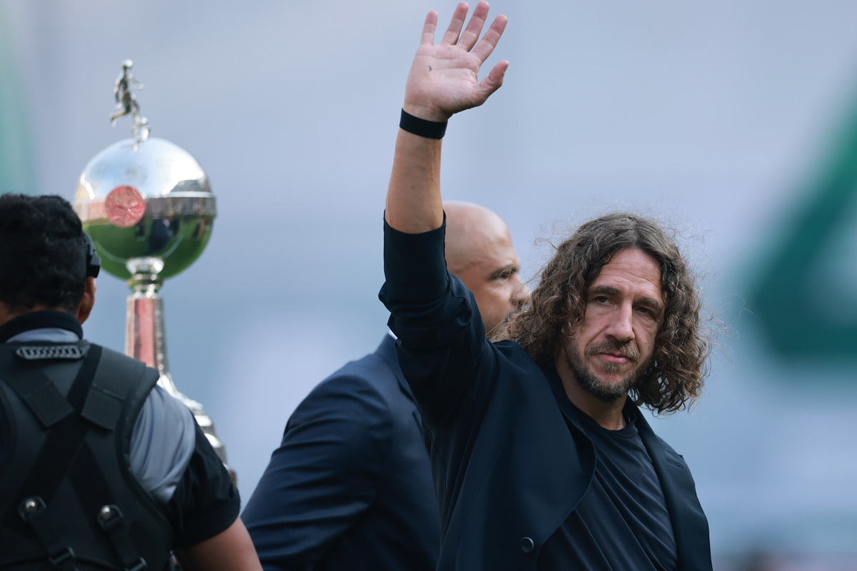 LIMA, PERU - NOVEMBER 29: Carles Puyol waves to fans prior to the 2025 Copa CONMEBOL Libertadores Final match between Palmeiras and Flamengo at Estadio Monumental on November 29, 2025 in Lima, Peru.  (Photo by Hector Vivas/Getty Images)