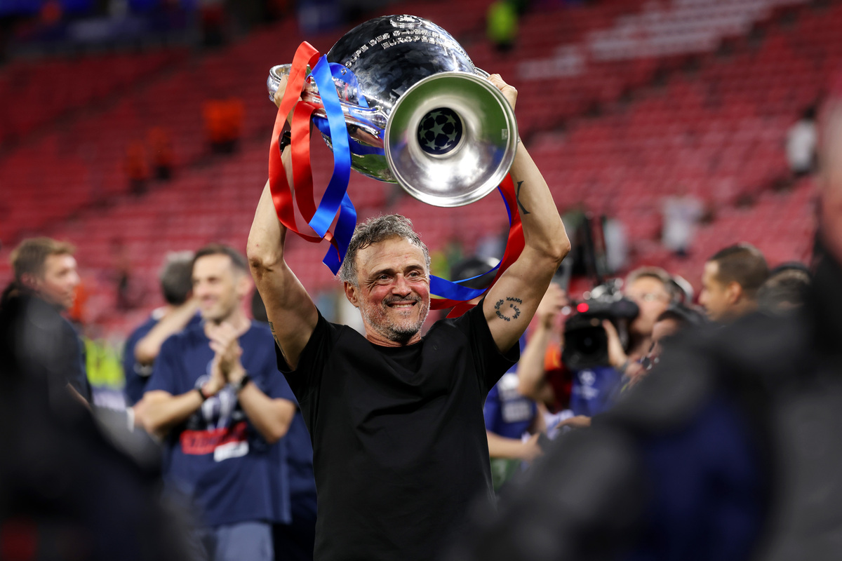 BUDAPESTE, HUNGRIA - 30 DE MAIO: Luis Enrique, técnico do Paris Saint-Germain, comemora com o troféu da UEFA Champions League após a vitória de seu time durante a partida da final da UEFA Champions League 2026 entre Paris Saint-Germain e Arsenal FC na Puskas Arena, H2020206 de maio. (Foto de Carl Racine/Getty Images)