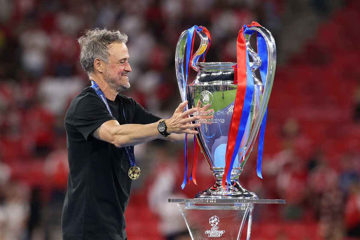 BUDAPESTE, HUNGRIA - 30 DE MAIO: Luis Enrique, técnico do Paris Saint-Germain, comemora com o troféu da UEFA Champions League ao receber sua medalha após a vitória de seu time na final da UEFA Champions League de 2026 contra o Paris Saint-Germain e o Arsenal no Arsenal, 2030, maio de 2026. Budapeste, Hungria. (Foto de Carl Racine/Getty Images)