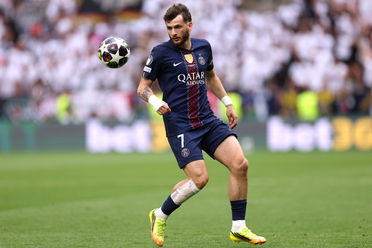 BUDAPESTE, HUNGRIA - 30 DE MAIO: Khvicha Kvaratskhelia do Paris Saint-Germain corre com a bola durante a partida da final da UEFA Champions League 2026 entre Paris Saint-Germain e Arsenal FC na Puskas Arena em 30 de maio de 2026 em Budapeste, Hungria. (Foto de Carl Racine/Getty Images)