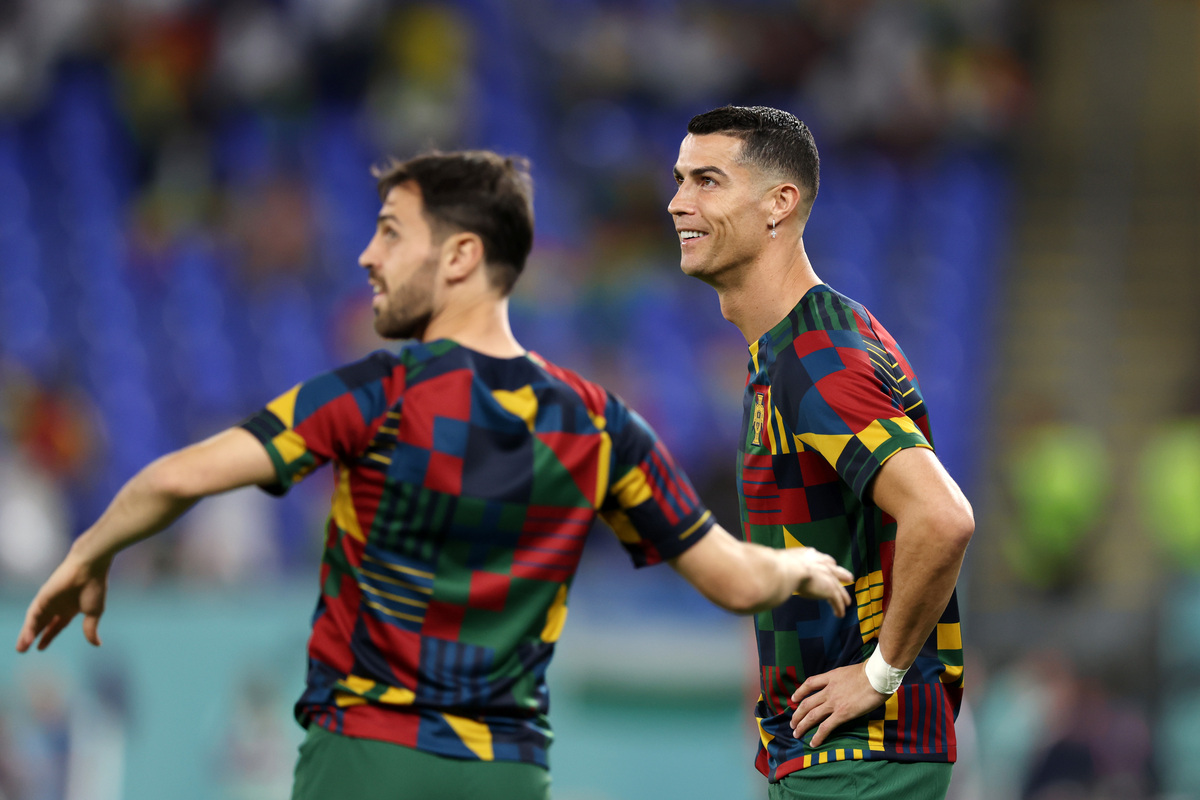 DOHA, QATAR - NOVEMBER 24: Cristiano Ronaldo (R) and Bernardo Silva of Portugal warm up prior to the FIFA World Cup Qatar 2022 Group H match between Portugal and Ghana at Stadium 974 on November 24, 2022 in Doha, Qatar. (Photo by Clive Brunskill/Getty Images)