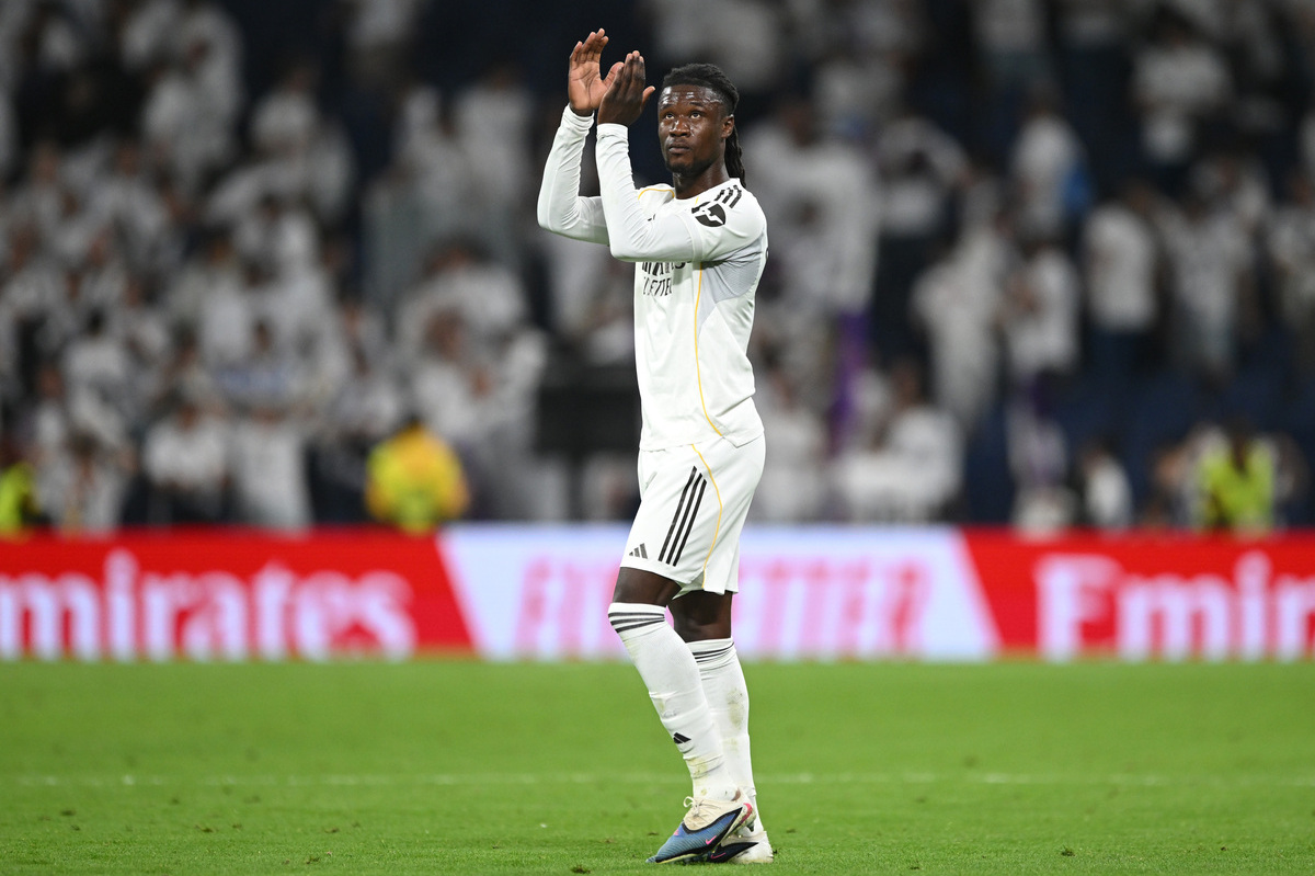 MADRID, SPAIN - APRIL 21: Eduardo Camavinga of Real Madrid applauds the fans following the LaLiga EA Sports match between Real Madrid CF and Deportivo Alaves at Estadio Santiago Bernabeu on April 21, 2026 in Madrid, Spain. (Photo by Denis Doyle/Getty Images) (Juventus links)