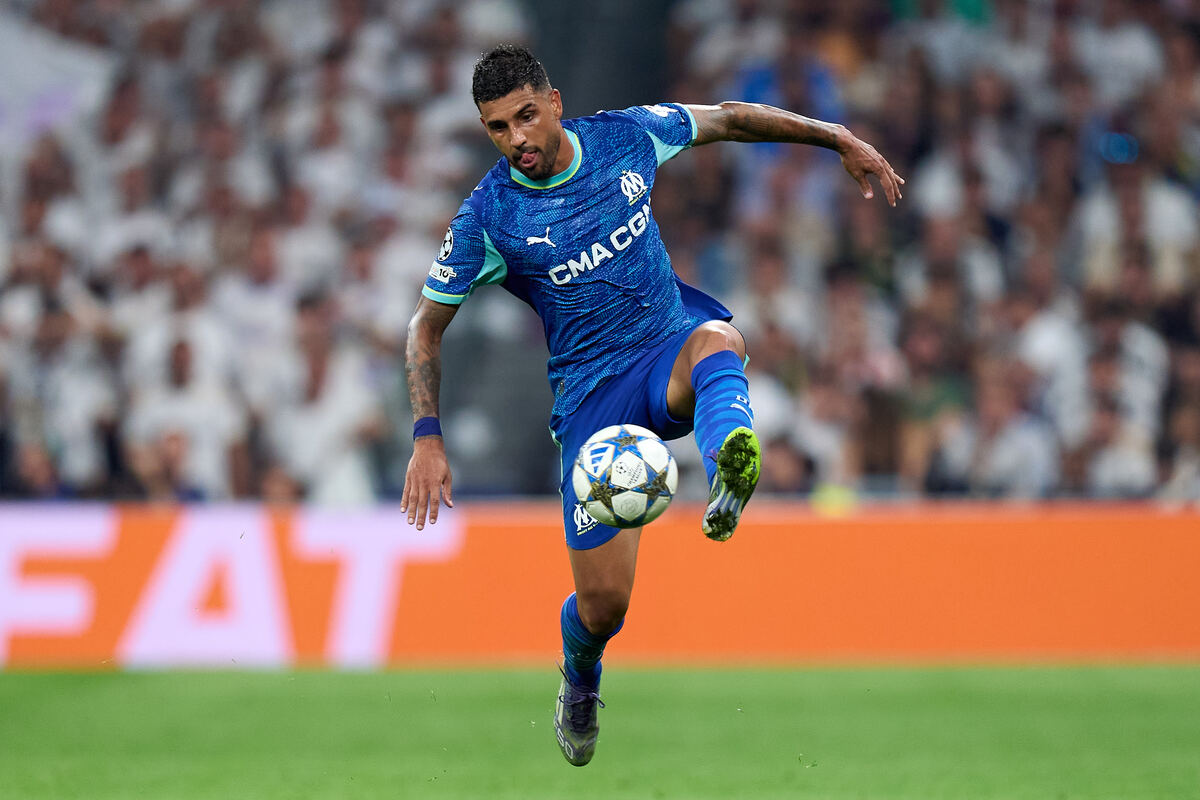 MADRID, ESPANHA - 16 DE SETEMBRO: Emerson Palmieri do Olympique de Marseille controla a bola durante a partida da fase MD1 da Liga dos Campeões da UEFA 2025/26 entre Real Madrid CF e Olympique de Marseille no Estádio Santiago Bernabeu em 025, 025 na Espanha. (Foto de Angel Martinez/Getty Images) (link da Juventus)
