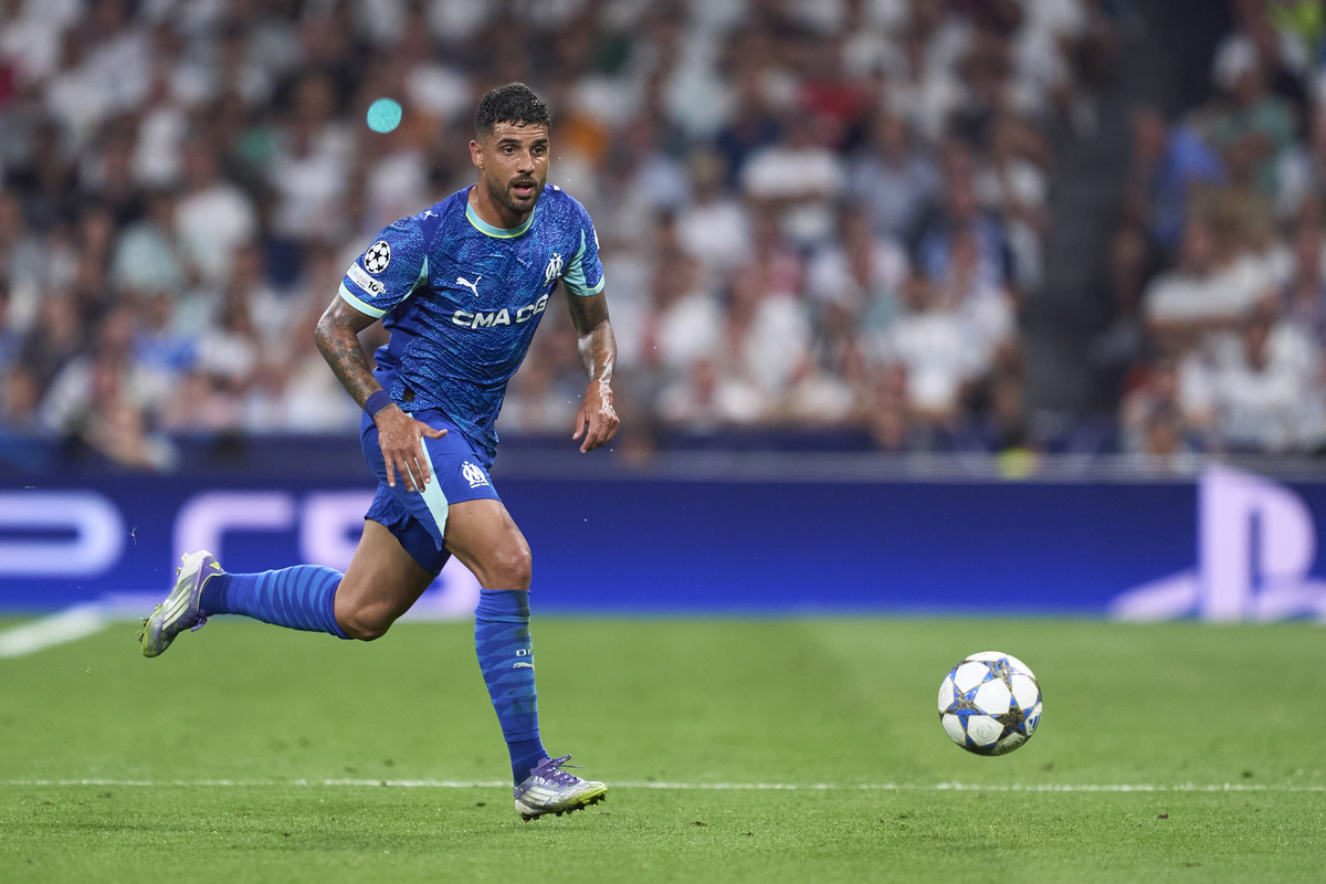 MADRID, ESPANHA - 16 DE SETEMBRO: Emerson Palmieri do Olympique de Marseille corre com a bola durante a partida da Fase MD1 da Liga dos Campeões da UEFA 2025/26 entre Real Madrid CF e Olympique de Marseille no Estádio Santiago Bernabeu em 25 de setembro de 2016 em Madrid, Espanha. (Foto de Mateo Villalba Sanchez/Getty Images)