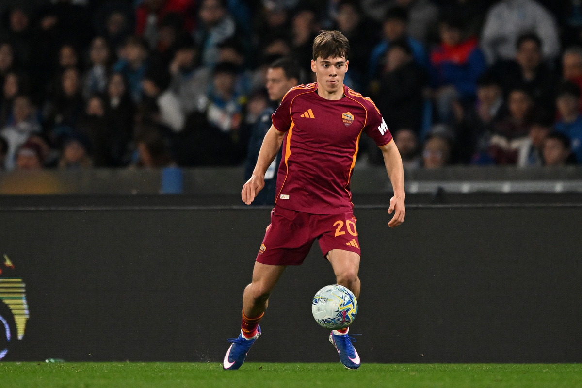 NAPLES, ITALY - FEBRUARY 15: Lorenzo Venturino of AS Roma during the Serie A match between SSC Napoli and AS Roma at Stadio Diego Armando Maradona on February 15, 2026 in Naples, Italy. (Photo by Francesco Pecoraro/Getty Images)