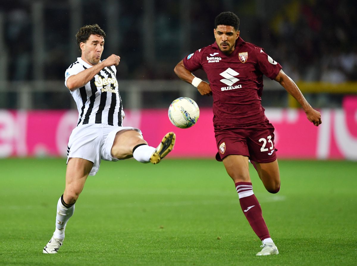 TURIN, ITALY - MAY 24: Dusan Vlahovic of Juventus and Saul Coco of Torino battle for possession during the Serie A match between Torino FC and Juventus FC at Stadio Olimpico di Torino on May 24, 2026 in Turin, Italy. (Photo by Valerio Pennicino/Getty Images)