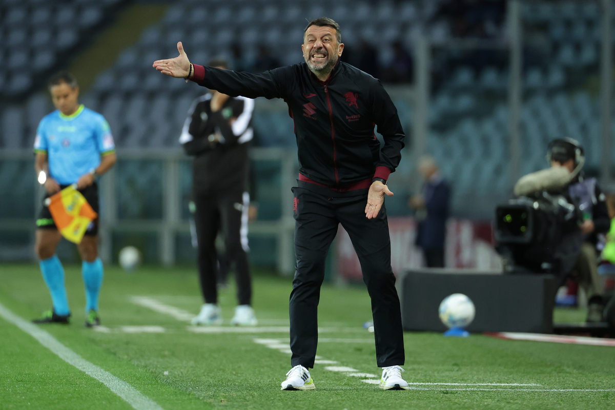 TURIN, ITALY - MAY 08: Roberto D'Aversa Head Coach of Torino FC gestures during the Serie A match between Torino FC and US Sassuolo Calcio at Stadio Olimpico di Torino on May 08, 2026 in Turin, Italy. (Photo by Francesco Scaccianoce/Getty Images)