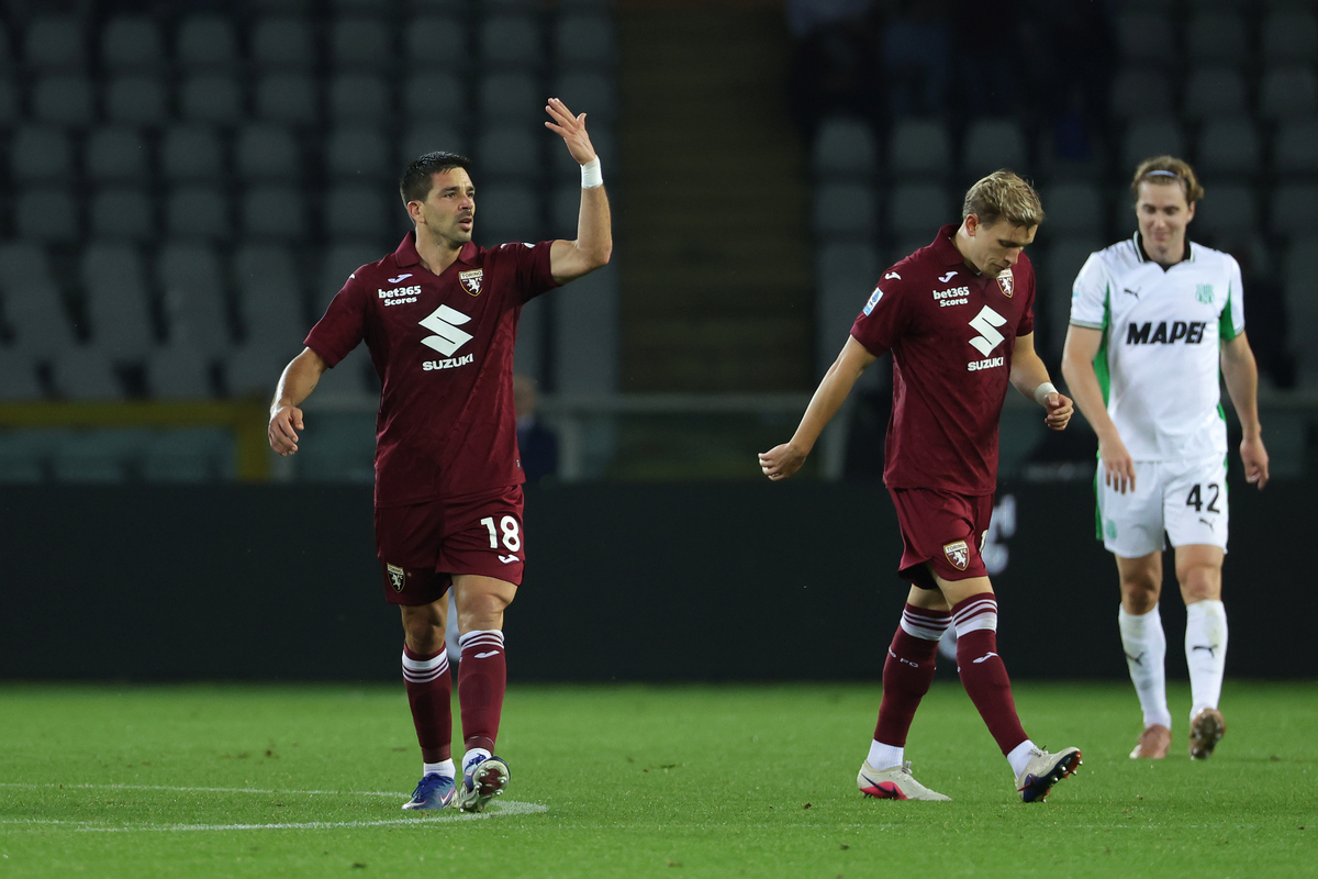 TURIN, ITALY - MAY 08: Giovanni Simeone of Torino FC celebrates after scoring his team's first goal during the Serie A match between Torino FC and US Sassuolo Calcio at Stadio Olimpico di Torino on May 08, 2026 in Turin, Italy. (Photo by Francesco Scaccianoce/Getty Images)