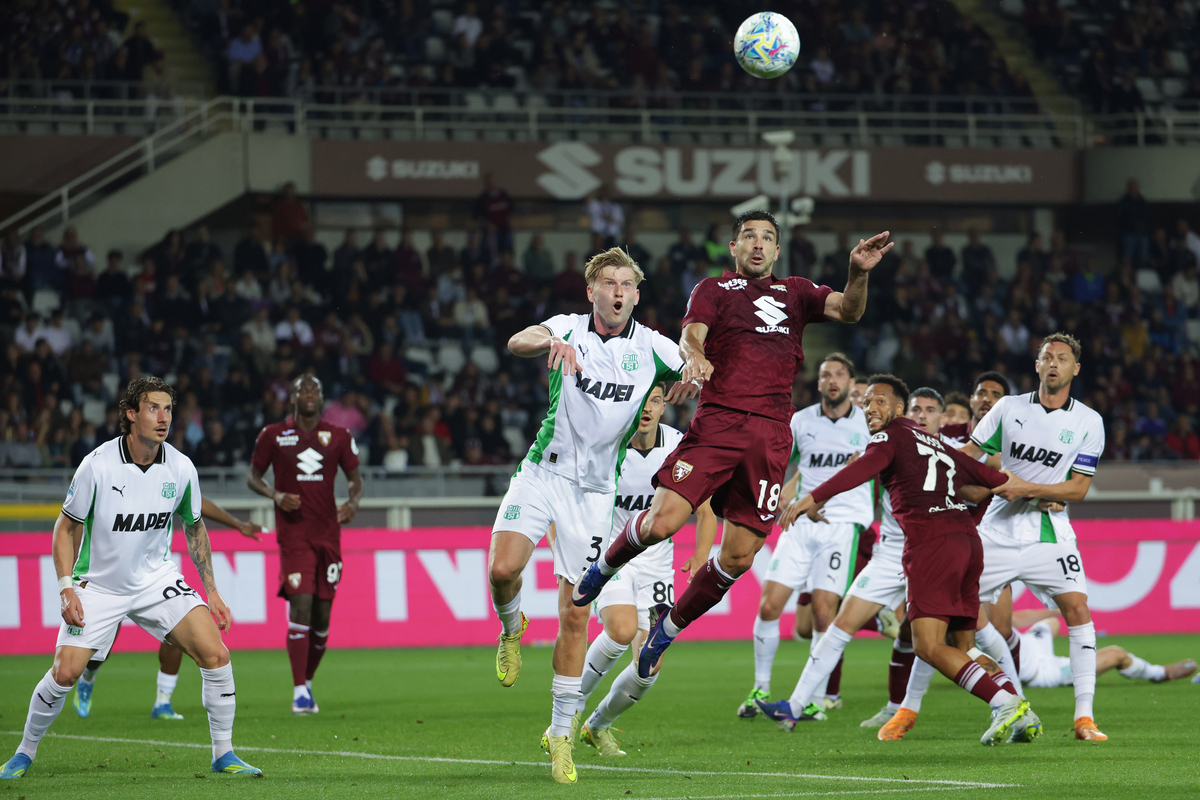 TURIN, ITALY - MAY 08: Giovanni Simeone of Torino FC and Josh Doig of US Sassuolo battle for possession during the Serie A match between Torino FC and US Sassuolo Calcio at Stadio Olimpico di Torino on May 08, 2026 in Turin, Italy. (Photo by Francesco Scaccianoce/Getty Images)