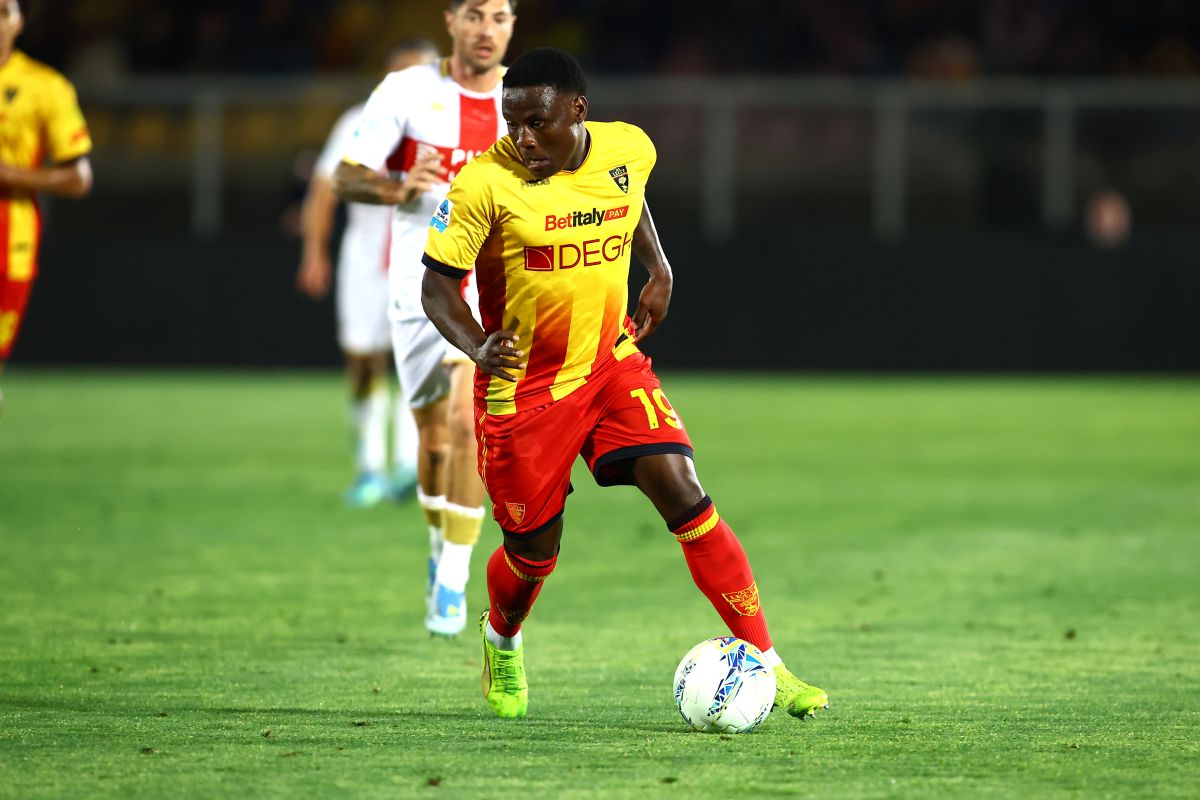 LECCE, ITÁLIA - 24 DE MAIO: Lamech Banda do US Lecce durante a partida da Série A entre US Lecce e Genoa CFC no Stadio Via del Mare em 24 de maio de 2026 em Lecce, Itália. (Foto de Maurizio Lagana/Getty Images)
