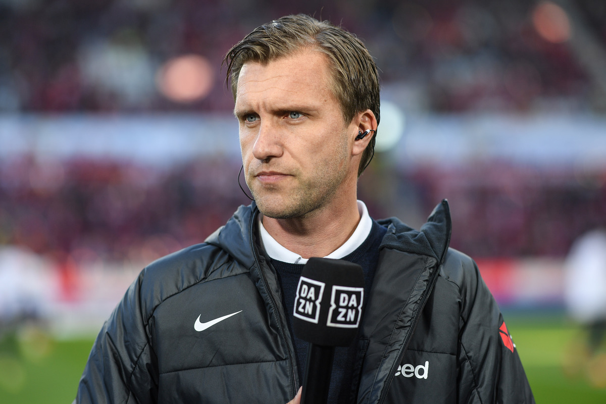 MAINZ, ALEMANHA - 13 DE NOVEMBRO: O gerente esportivo Crosche do gerente de Frankfurt antes da partida da 1. Bundesliga entre FSV Mainz 05 e Eintracht Frankfurt na MEWA Arena em 13 de novembro de 2022 em Mainz, Alemanha. (Foto de Frederick Scheidman/Getty Images)