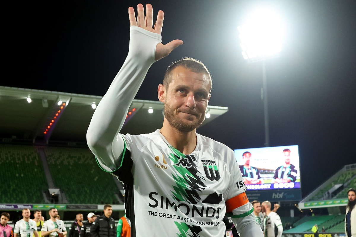 PERTH, AUSTRÁLIA - 29 DE ABRIL: Alessandro Diamanti do Western United reconhece a multidão após seu último jogo durante a partida masculina da Rodada 26 da A-League entre Perth Glory e Western United no HBF Park em 29 de abril de 2023 em Perth, Austrália. (Foto de James Worsfold/Getty Images)