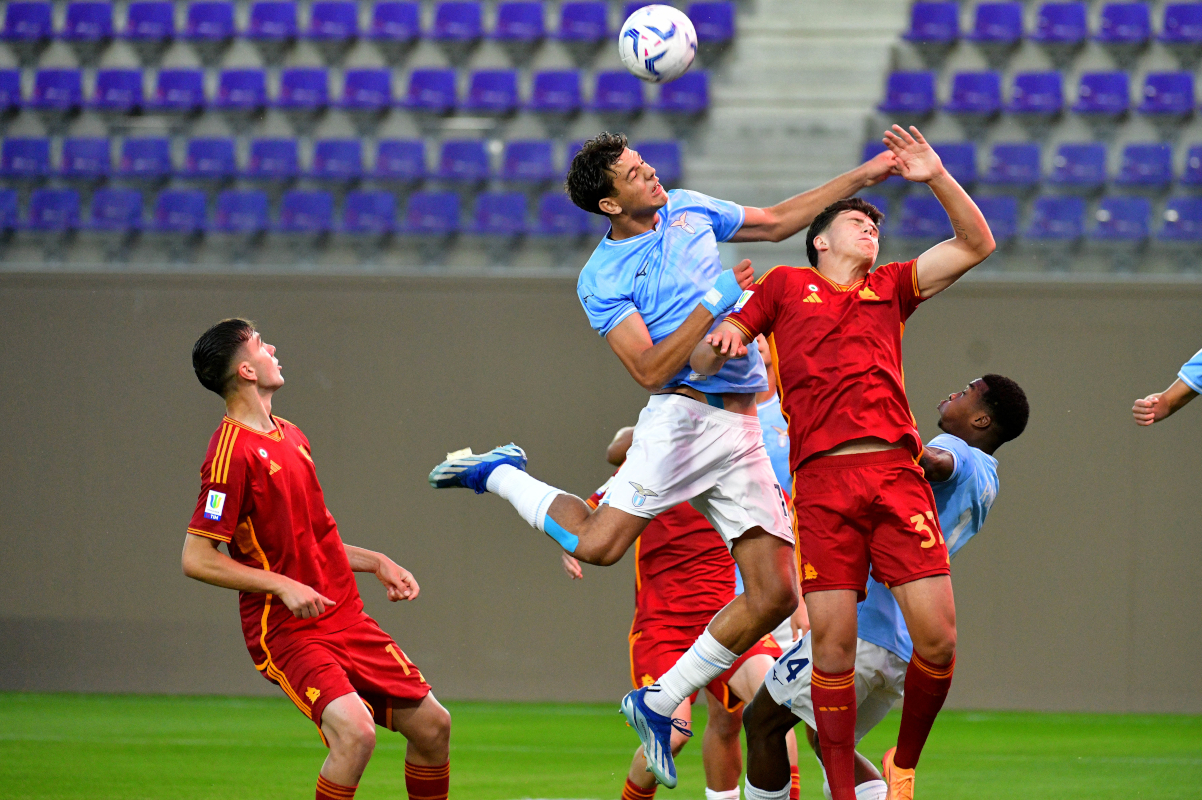 BAGNO A RIPOLI, ITÁLIA - 28 DE MAIO: Leonardo Di Tommaso da SS Lazio disputa a bola com Alessandro Romano da AS Roma durante a partida Primavera 1 Final Four entre SS Lazio U19 e AS Roma U19 em 28 de maio de 2024 em Ripoli, Itália. (Foto de Marco Rossi - SS Lazio/Getty Images)