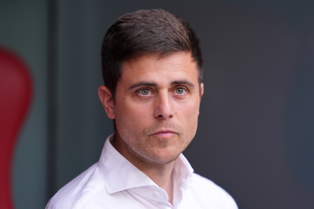 BILBAO, ESPANHA - 21 DE ABRIL: Alessio Lisi, técnico do CA Osasuna, observa antes da partida da La Liga EA Sports entre Athletic Club e CA Osasuna no Estadio de San Mames em 21 de abril de 2026 em Bilbao, Espanha. (Foto de Juan Manuel Serrano Arce/Getty Images)