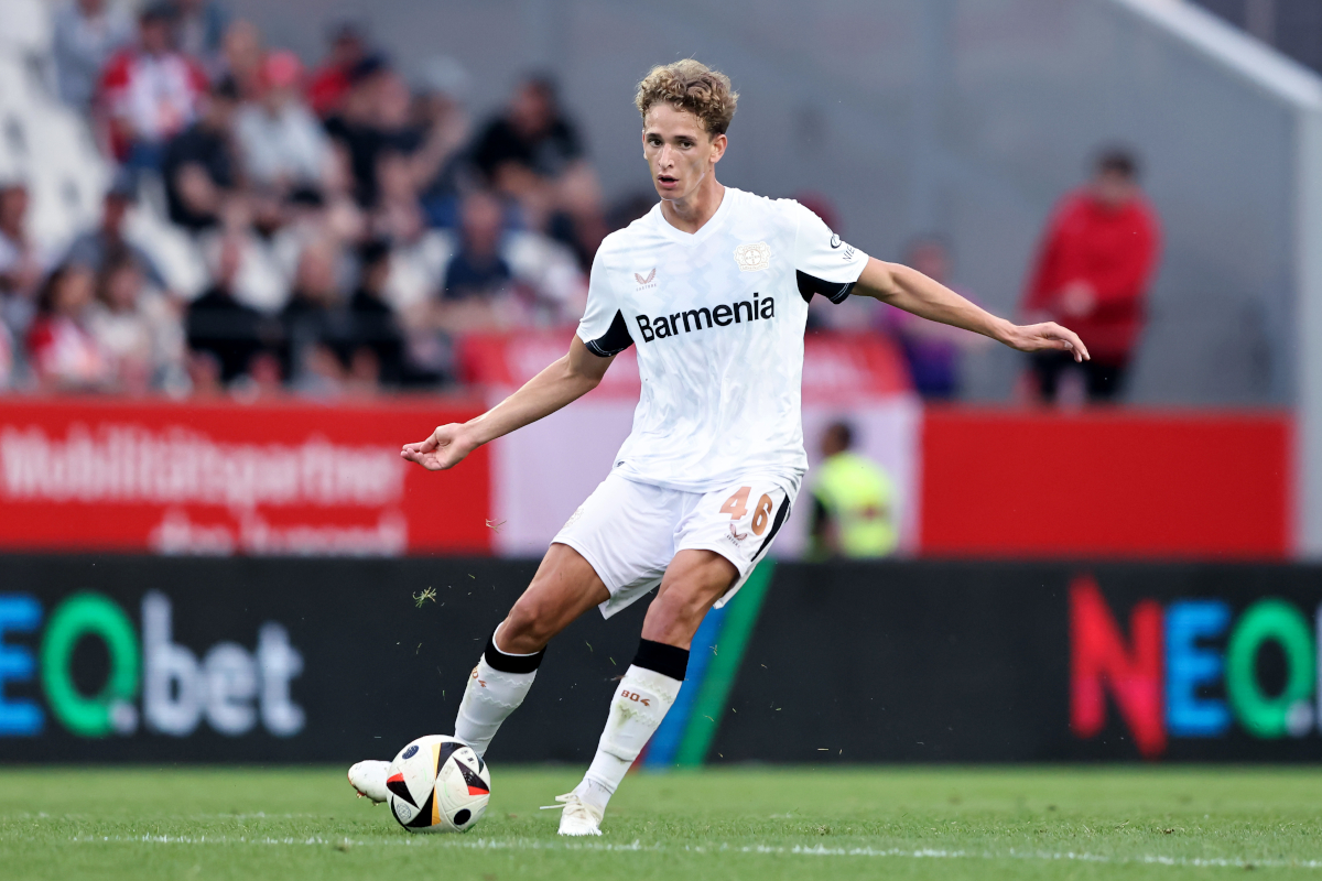 ESSEN, ALEMANHA - 26 DE JULHO: Andrea Natalie do Leverkusen corre com a bola durante o amistoso de pré-temporada entre Rot-Weiss Essen e Bayer 04 Leverkusen no Stadion an der Hafenstrasse em 26 de julho de 2024 em Essen, Alemanha. (Foto de Christoph Kopesel/Getty Images)