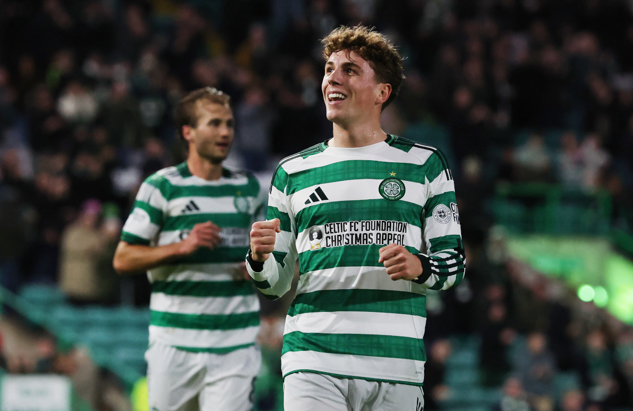 GLASGOW, ESCÓCIA - 09 DE NOVEMBRO: Arne Engels do Celtic comemora depois de marcar o quarto gol de seu time de pênalti durante a partida da Premier League entre Celtic e Kilmarnock no Celtic Park em 09 de novembro de 2025 em Glasgow, Escócia. (Foto de Ian McNicol/Getty Images)