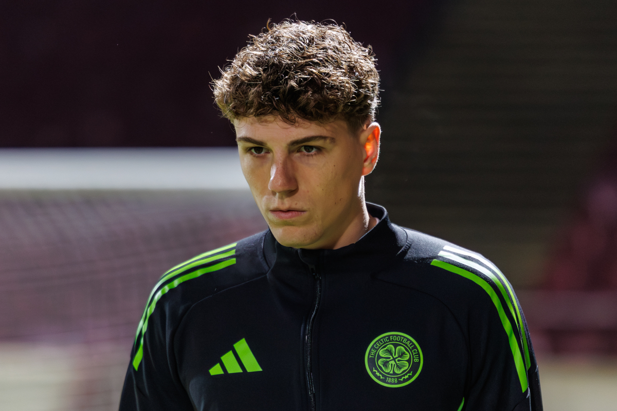 EDIMBURGO, ESCÓCIA - 30 DE NOVEMBRO: Arne Engels do Celtic chega em campo antes do início da partida da Premier League entre Hibernian e Celtic em Easter Road em 30 de novembro de 2025 em Edimburgo, Reino Unido. (Foto de WM Sport Media/Getty Images)