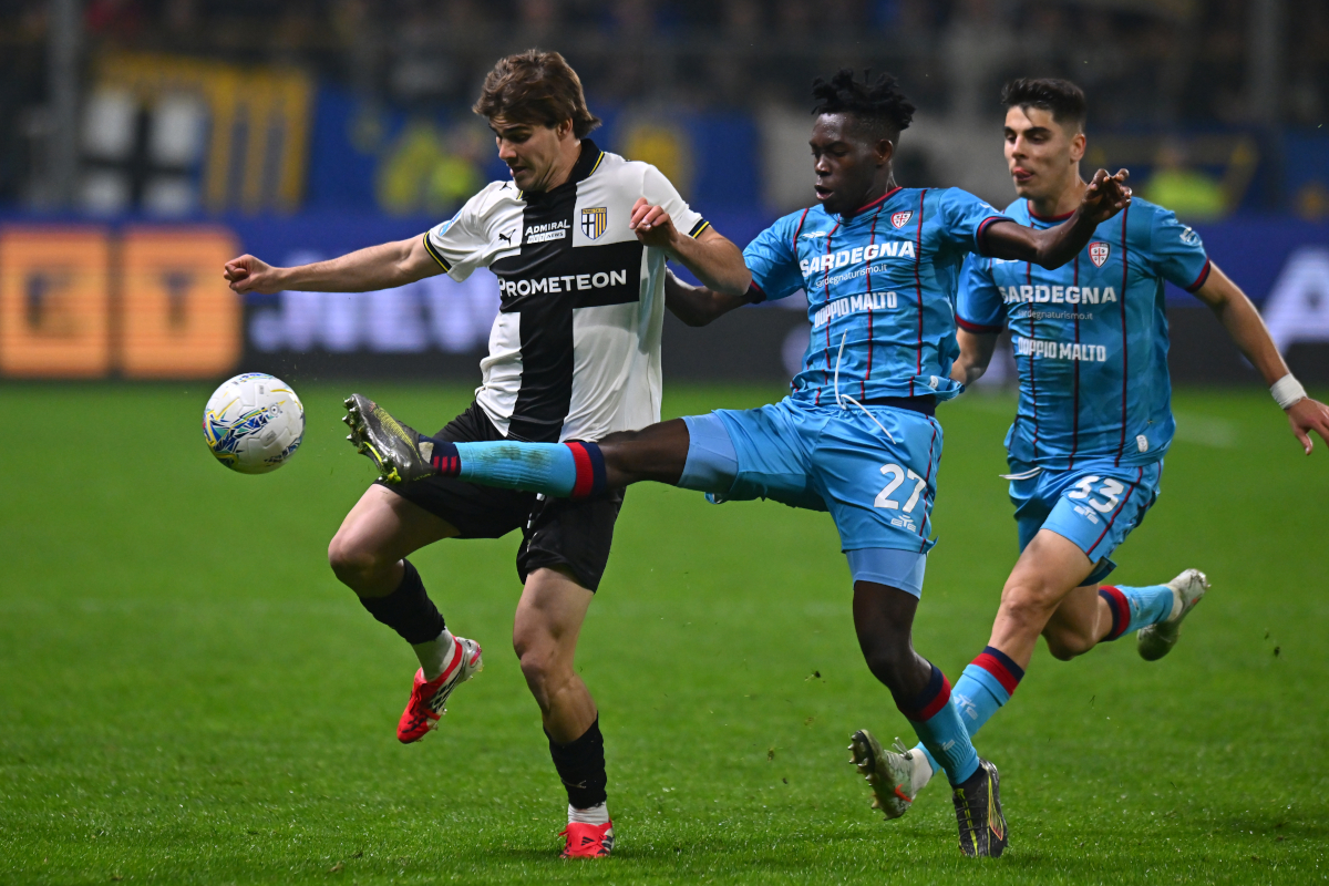 PARMA, ITÁLIA - 27 DE FEVEREIRO: Benja Cremachi do Parma Calcio disputa a bola com Joseph Litetta do Cagliari Calcio durante a partida da Série A entre Parma Calcio 1913 e Cagliari Calcio no Stadio Ennio Tardini em 27 de fevereiro de 2026 em Parma, Itália. (Foto de Alessandro Sabattini/Getty Images)